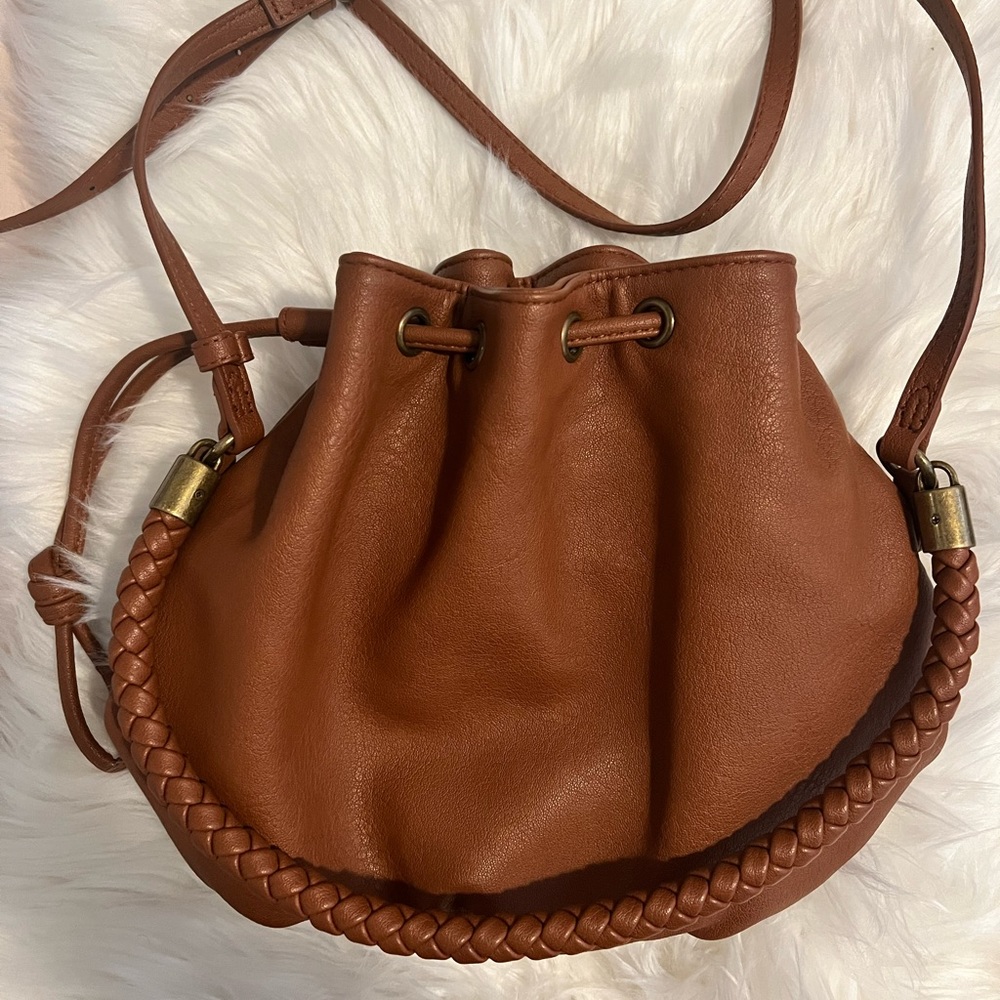Crossbody bucket bag